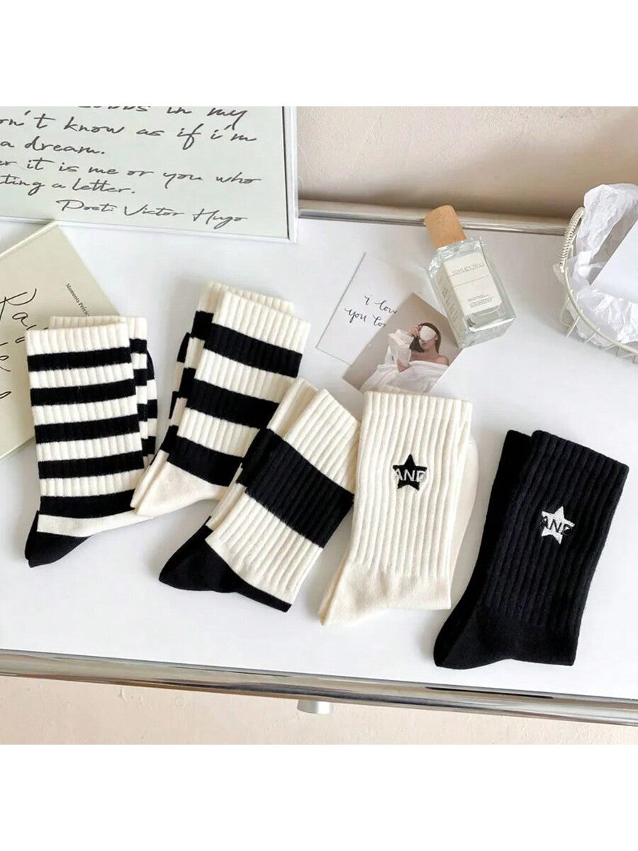 طقم 5 أزواج من الجوارب النسائية المخططة باللونين الأبيض والأسود نمط بسيط مطرز الخماسي جوارب رياضية نسائية