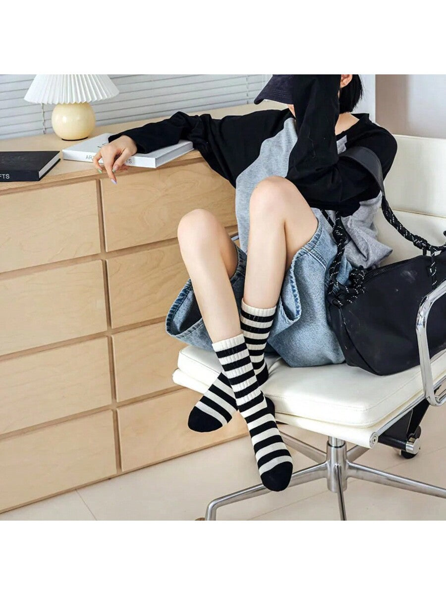 طقم 5 أزواج من الجوارب النسائية المخططة باللونين الأبيض والأسود نمط بسيط مطرز الخماسي جوارب رياضية نسائية