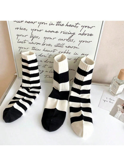 طقم 5 أزواج من الجوارب النسائية المخططة باللونين الأبيض والأسود نمط بسيط مطرز الخماسي جوارب رياضية نسائية