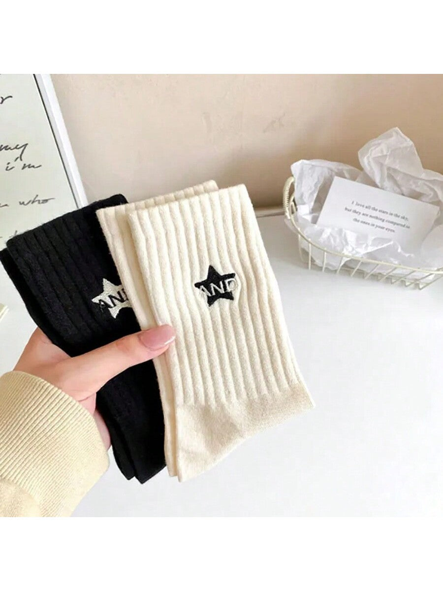 طقم 5 أزواج من الجوارب النسائية المخططة باللونين الأبيض والأسود نمط بسيط مطرز الخماسي جوارب رياضية نسائية