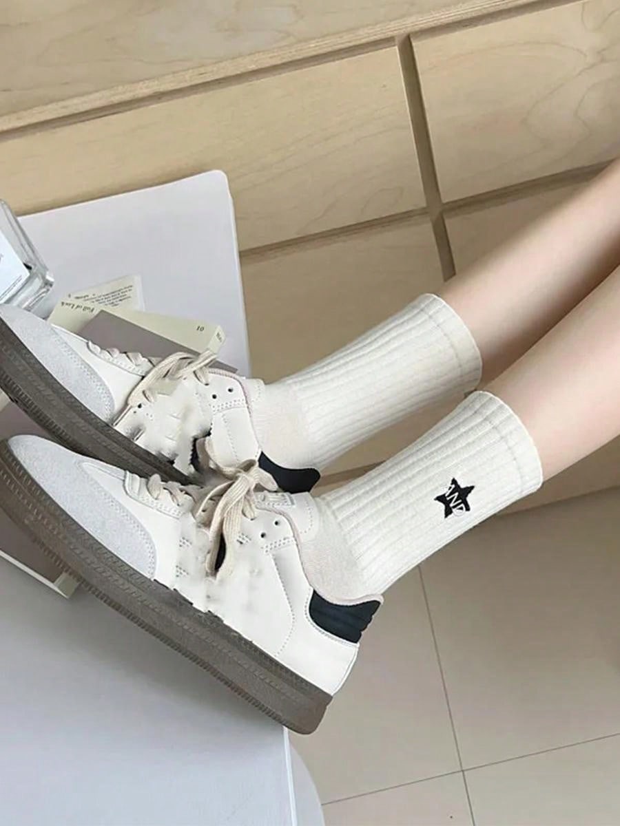 طقم 5 أزواج من الجوارب النسائية المخططة باللونين الأبيض والأسود نمط بسيط مطرز الخماسي جوارب رياضية نسائية