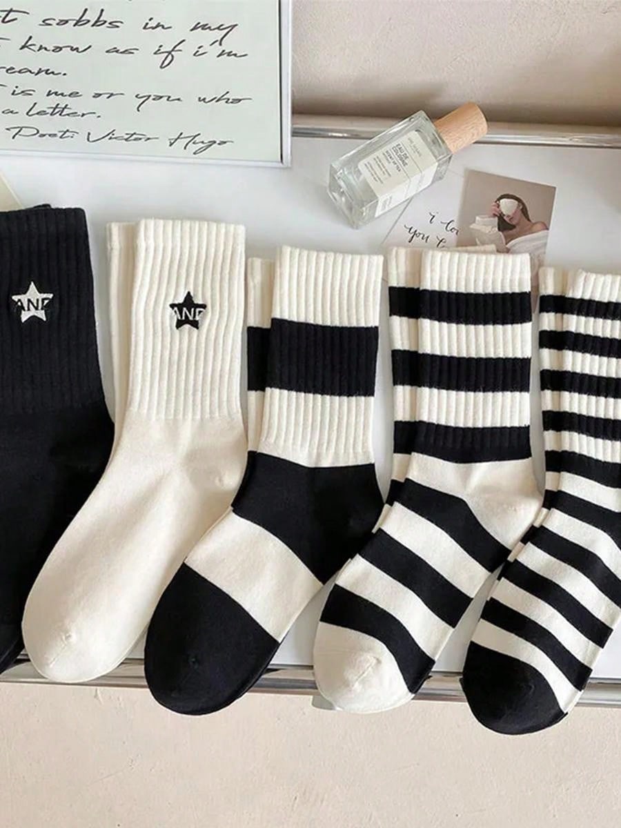طقم 5 أزواج من الجوارب النسائية المخططة باللونين الأبيض والأسود نمط بسيط مطرز الخماسي جوارب رياضية نسائية