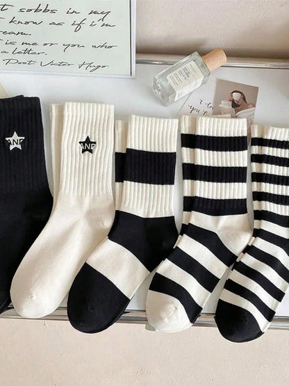 طقم 5 أزواج من الجوارب النسائية المخططة باللونين الأبيض والأسود نمط بسيط مطرز الخماسي جوارب رياضية نسائية