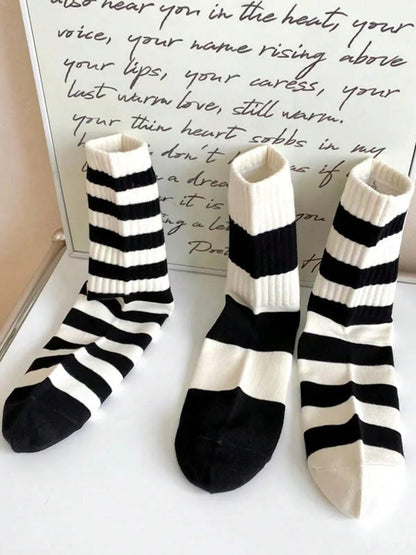 طقم 5 أزواج من الجوارب النسائية المخططة باللونين الأبيض والأسود نمط بسيط مطرز الخماسي جوارب رياضية نسائية