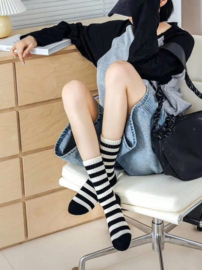 طقم 5 أزواج من الجوارب النسائية المخططة باللونين الأبيض والأسود نمط بسيط مطرز الخماسي جوارب رياضية نسائية