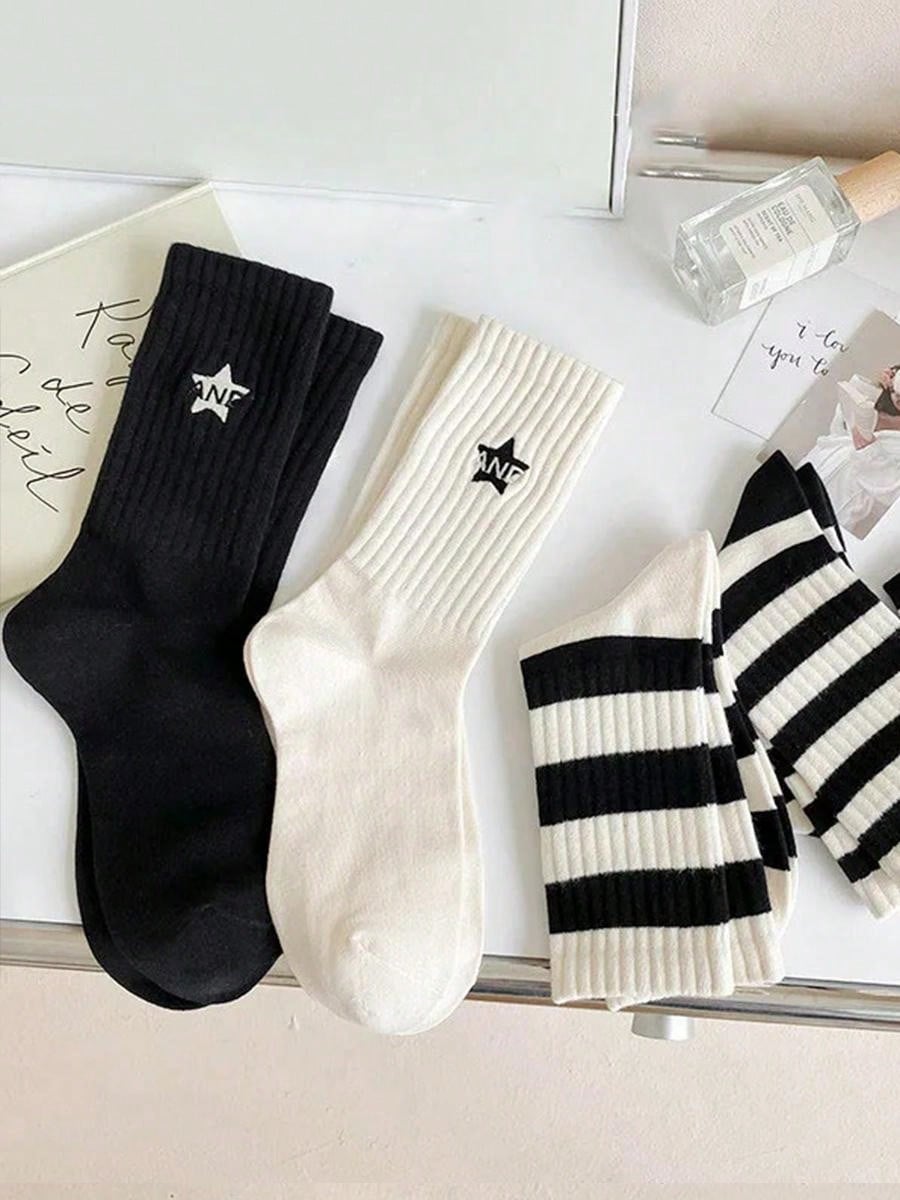 طقم 5 أزواج من الجوارب النسائية المخططة باللونين الأبيض والأسود نمط بسيط مطرز الخماسي جوارب رياضية نسائية
