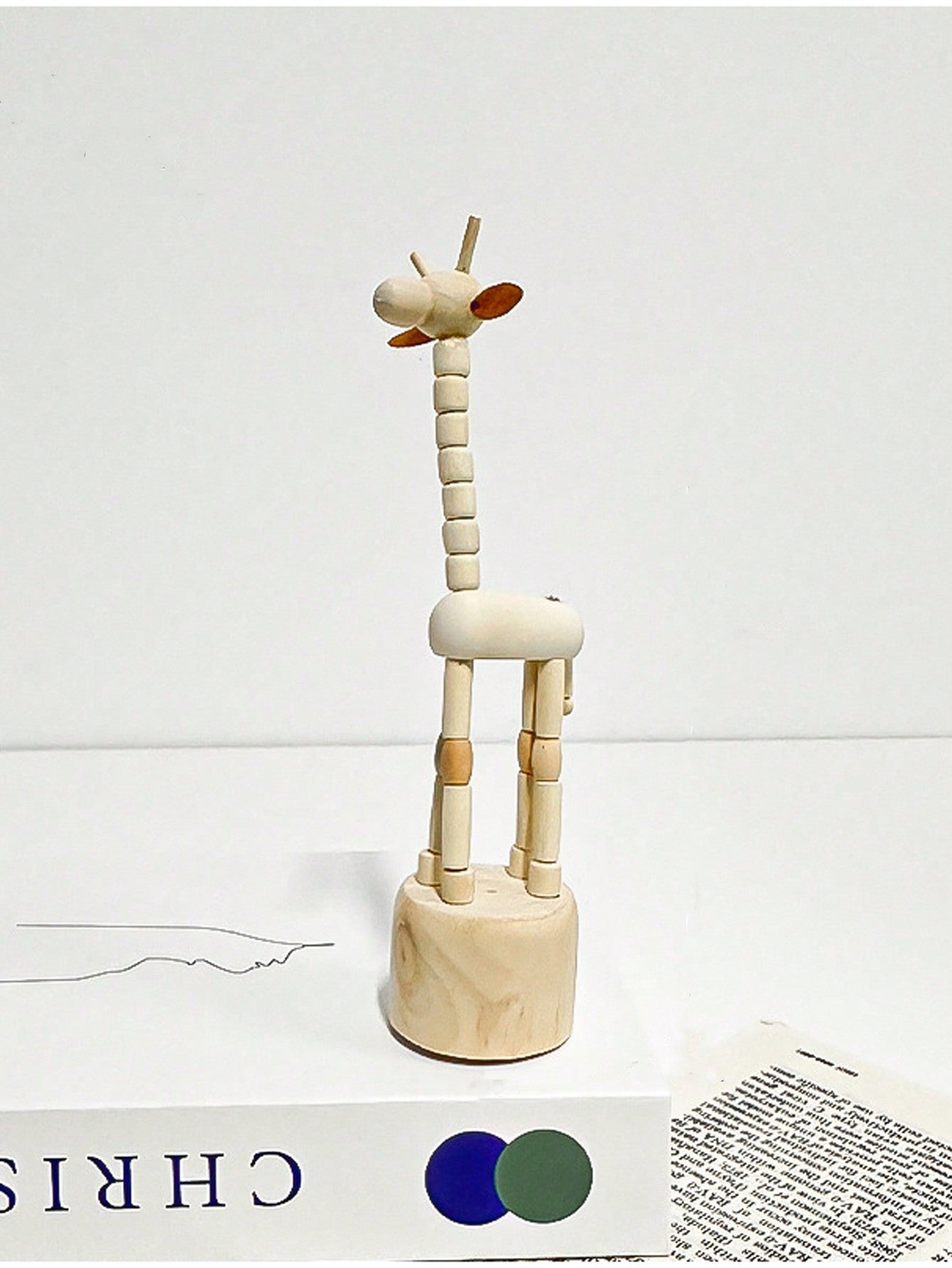 زخرفة منزلية بجو من المصغرات منحوتة على شكل دمية خشبية صغيرة لطاولة المكتب