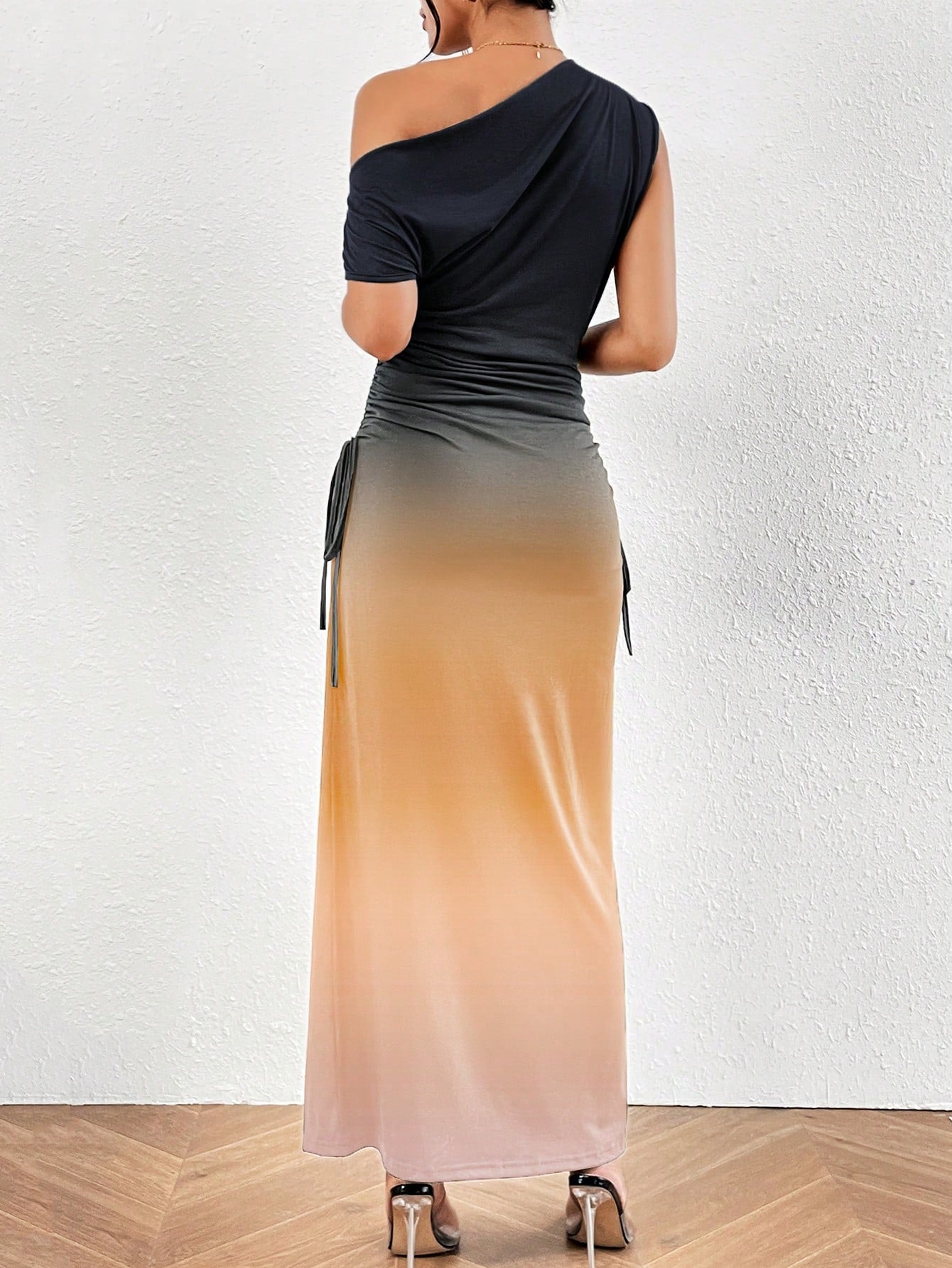 فستان طويل رسمي نسائي ، كتف لائق وغير متناظر مع تدرج لوني جميل