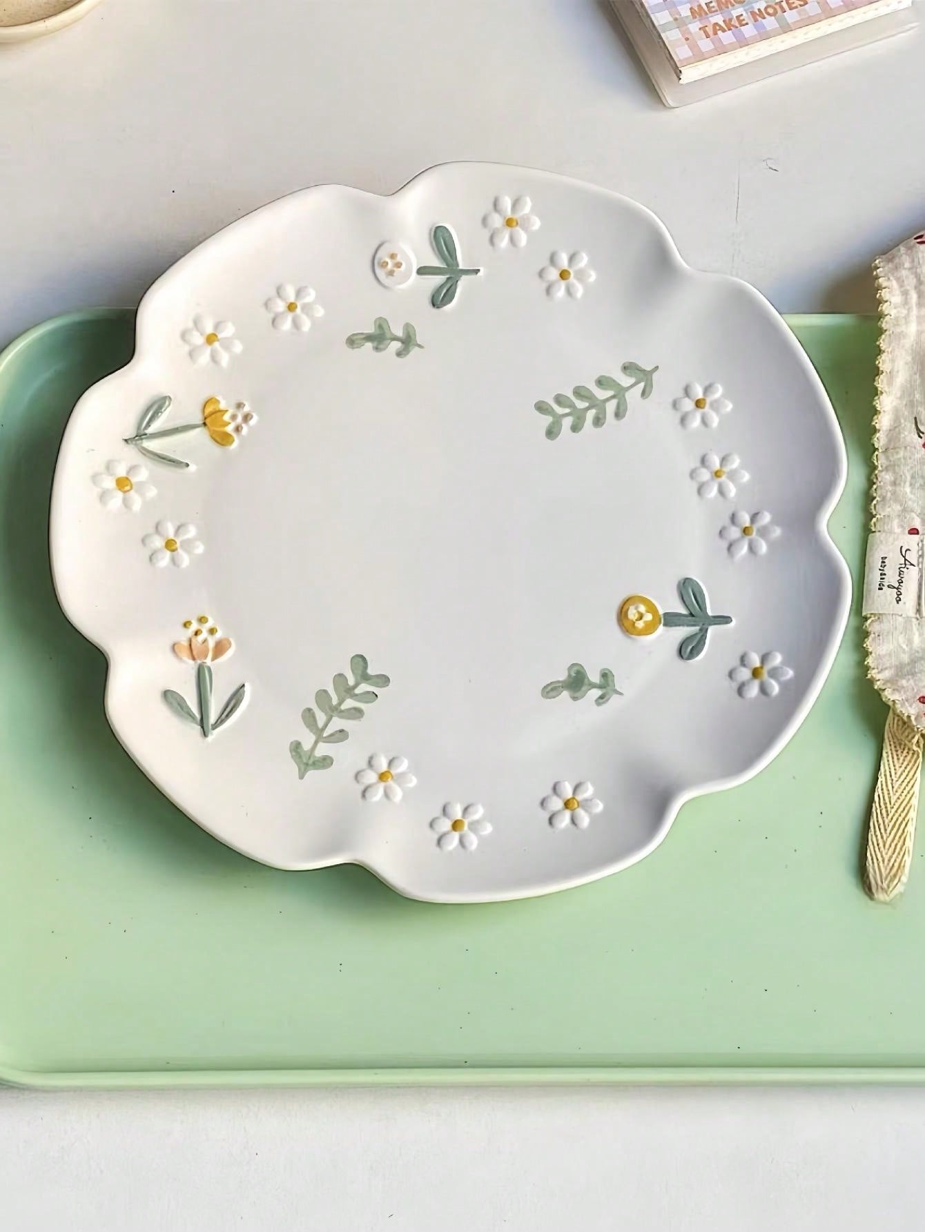 قطعة واحدة من طبق السيراميك