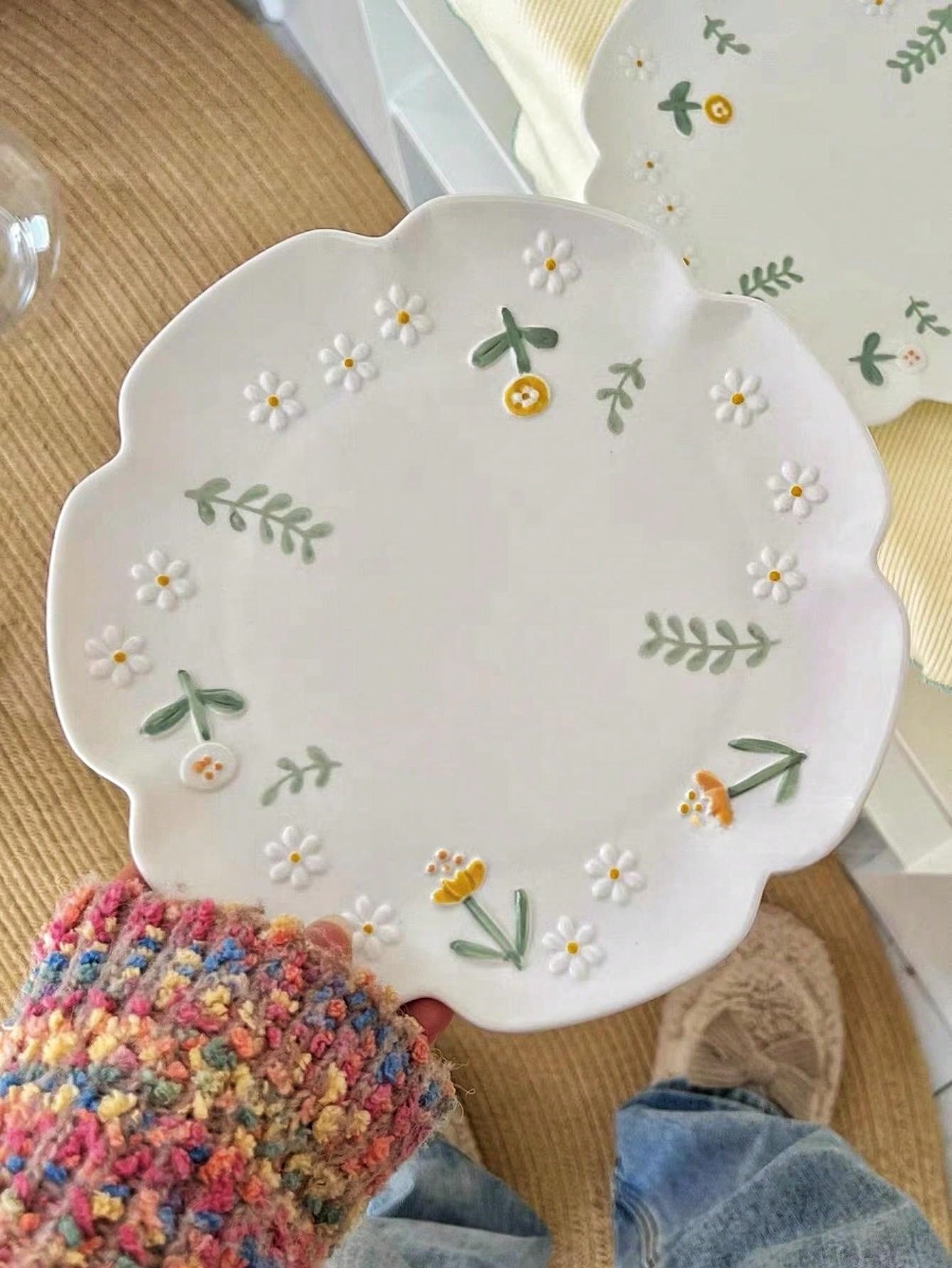 قطعة واحدة من طبق السيراميك