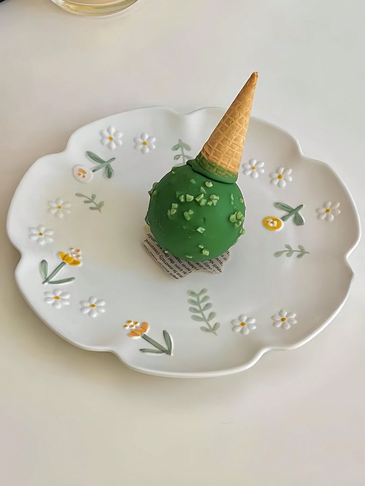 قطعة واحدة من طبق السيراميك