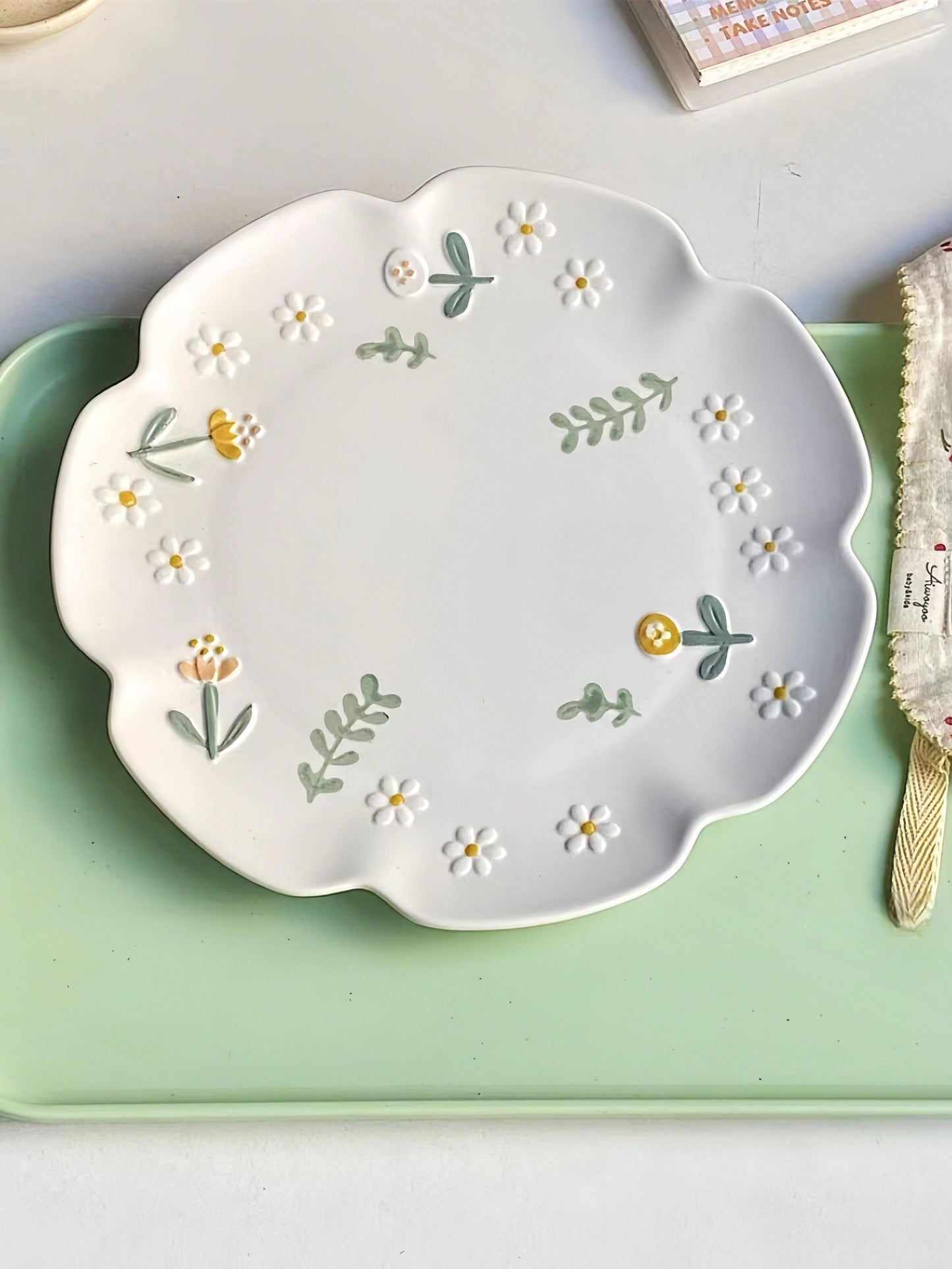 قطعة واحدة من طبق السيراميك