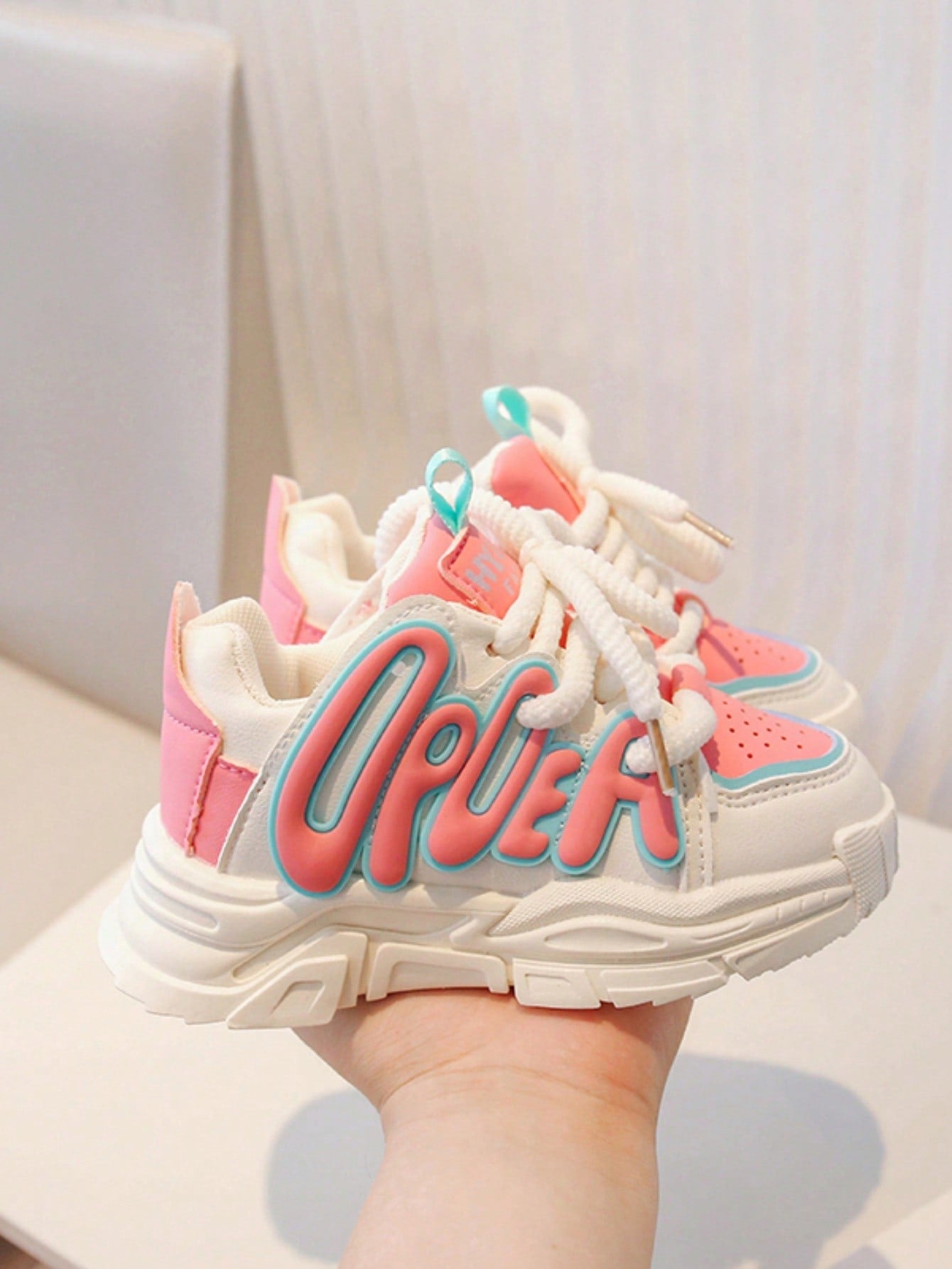 زوج واحد من أحذية الجري المقاومة للانزلاق للأطفال الأولاد والبنات مع زخرفة الحروف للربيع والصيف والخريف والشتاء