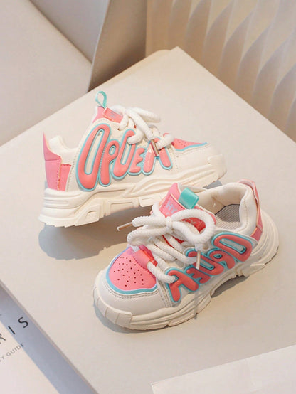 زوج واحد من أحذية الجري المقاومة للانزلاق للأطفال الأولاد والبنات مع زخرفة الحروف للربيع والصيف والخريف والشتاء