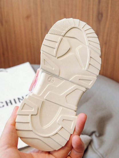 زوج واحد من أحذية الجري المقاومة للانزلاق للأطفال الأولاد والبنات مع زخرفة الحروف للربيع والصيف والخريف والشتاء