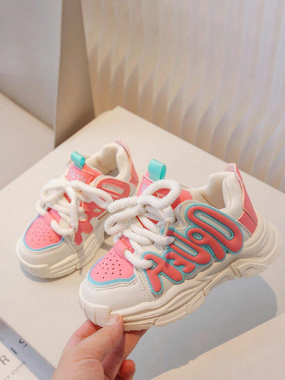 زوج واحد من أحذية الجري المقاومة للانزلاق للأطفال الأولاد والبنات مع زخرفة الحروف للربيع والصيف والخريف والشتاء