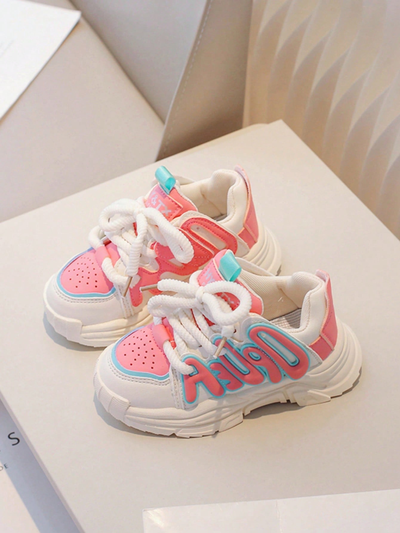 زوج واحد من أحذية الجري المقاومة للانزلاق للأطفال الأولاد والبنات مع زخرفة الحروف للربيع والصيف والخريف والشتاء