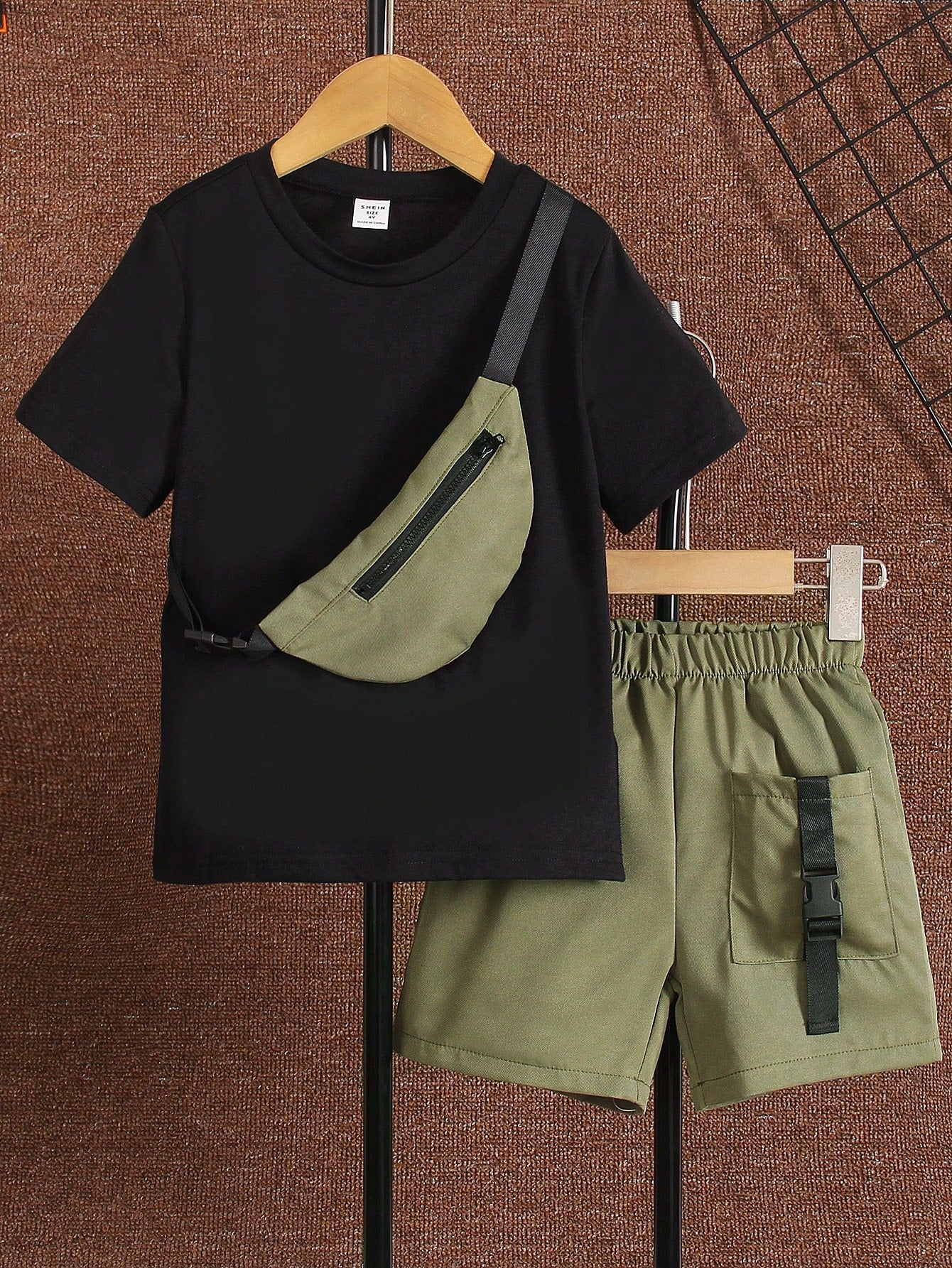 طقم لقميص صبي شبشبي سوداء برقبة دائرية و خمسة شورتات تعملية بحقيبة، مناسبة للصيف