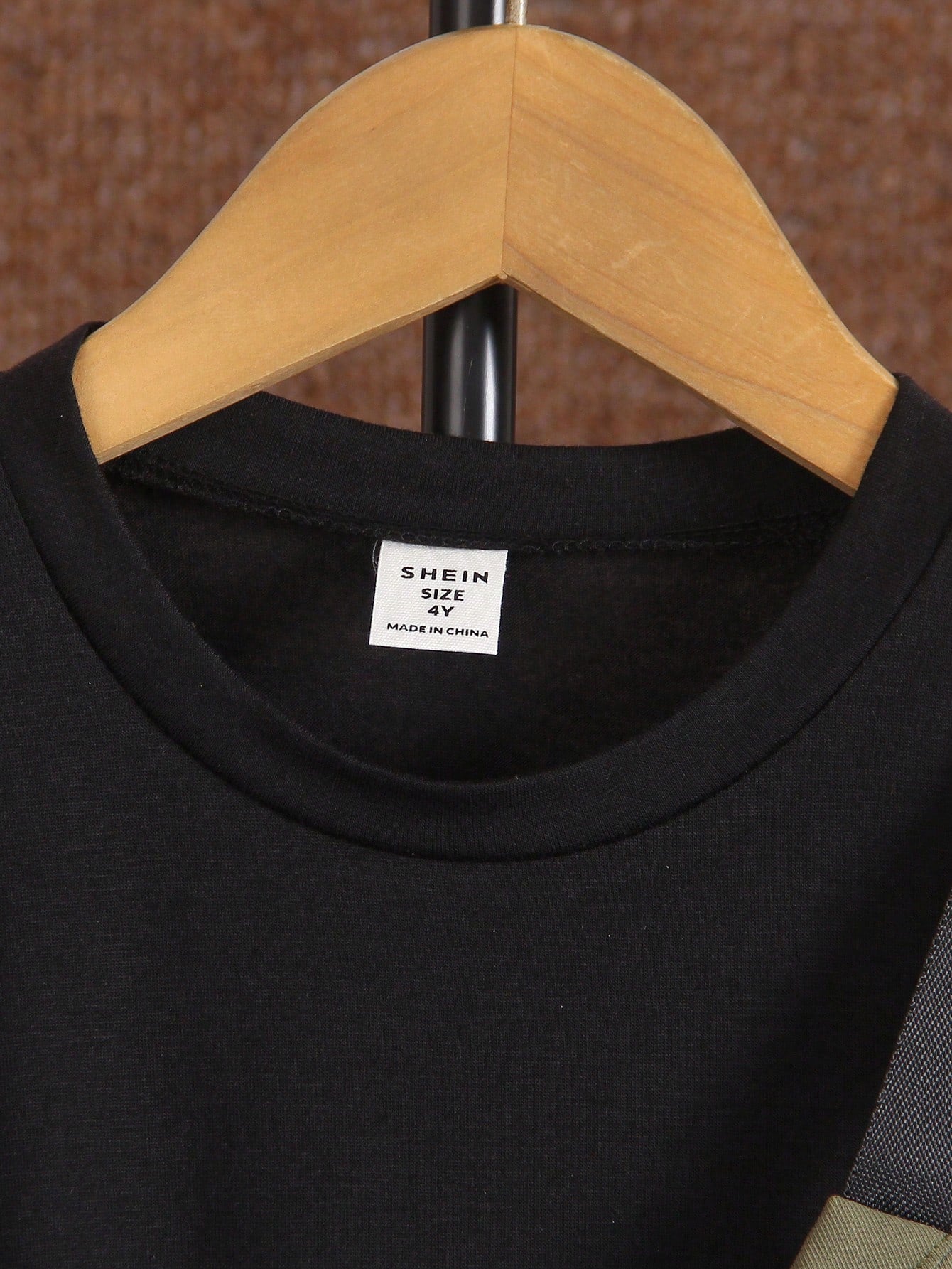 طقم لقميص صبي شبشبي سوداء برقبة دائرية و خمسة شورتات تعملية بحقيبة، مناسبة للصيف