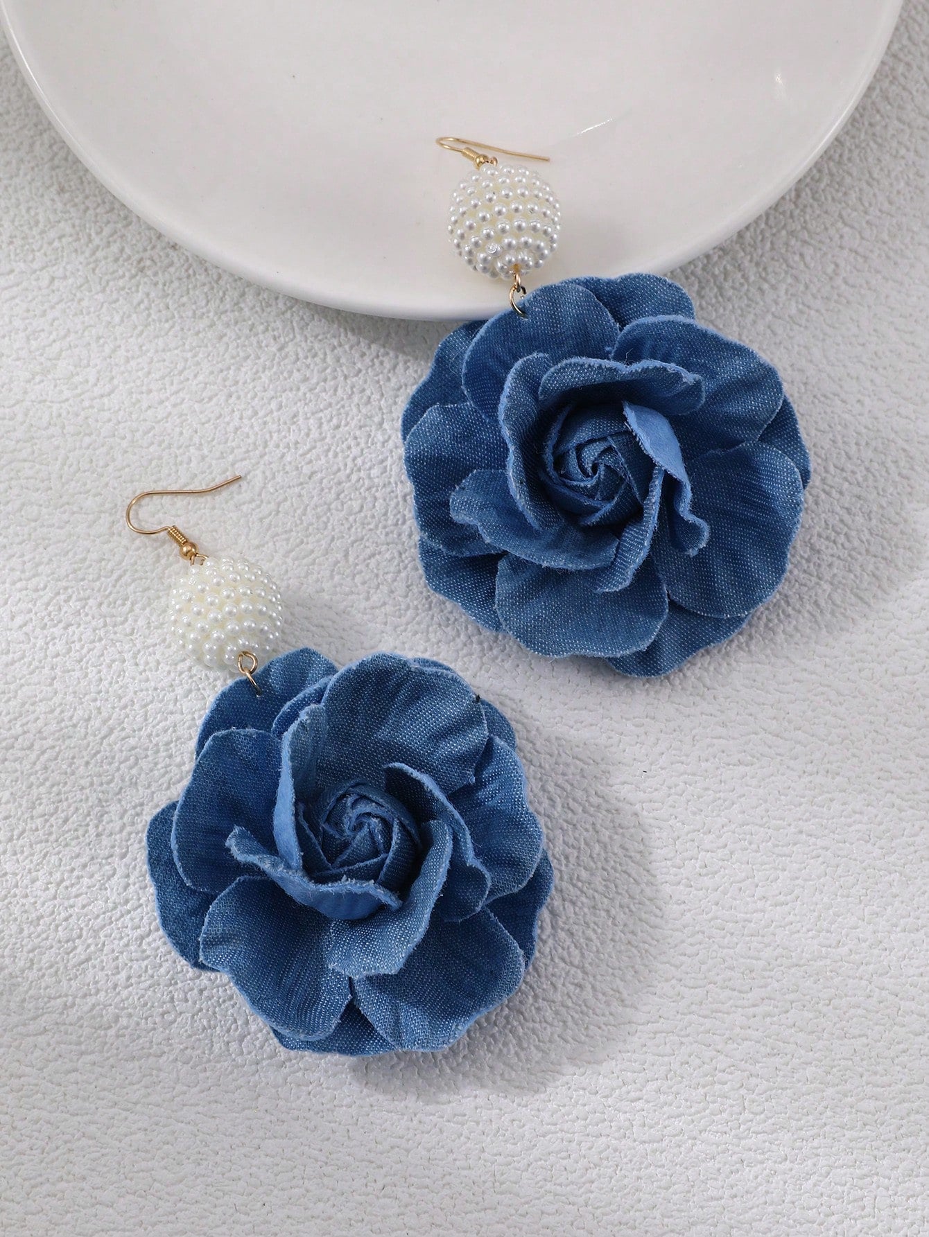 أقراط نسائية من النسيج الجينز بشكل زهرة ولؤلؤة صناعية واحدة