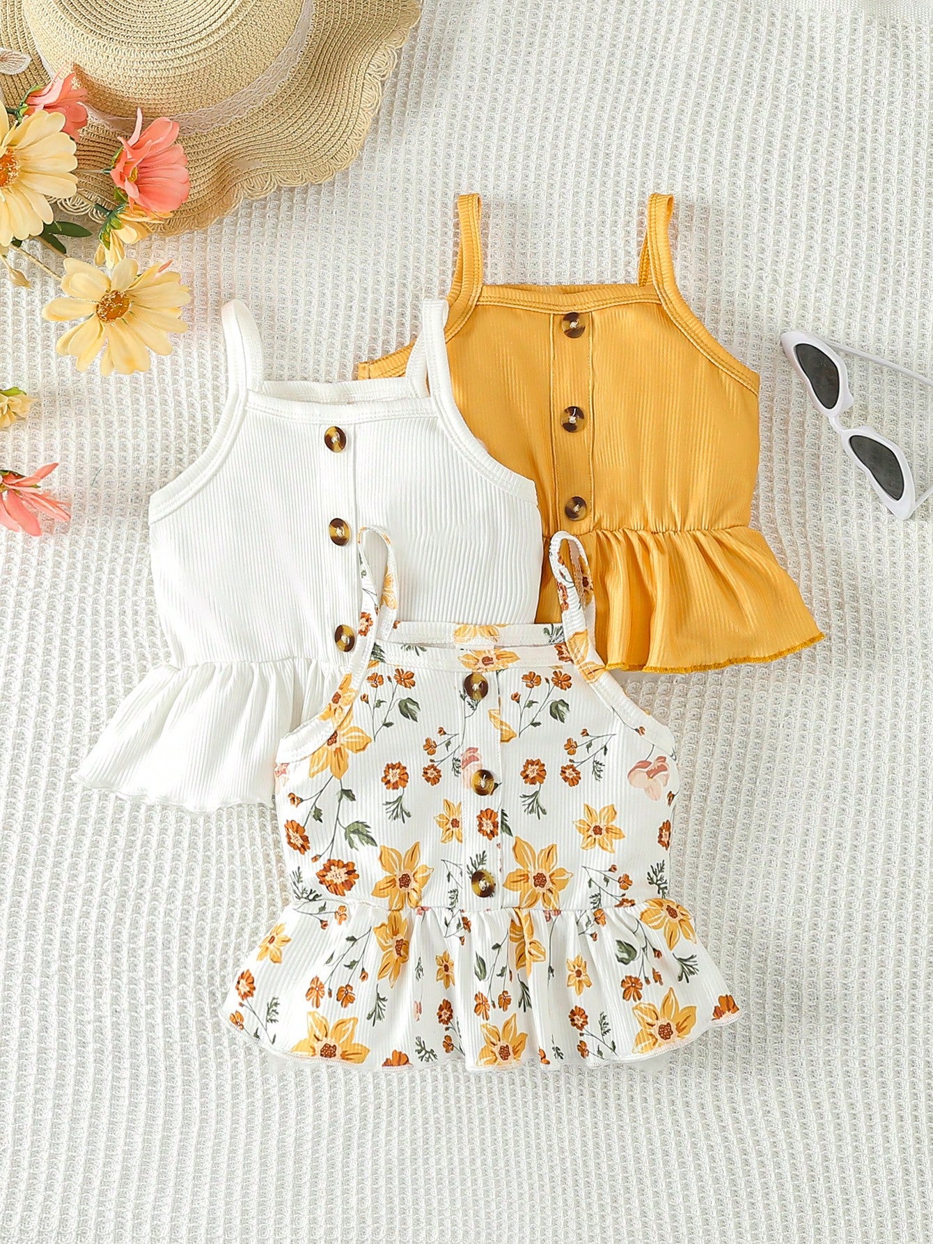 مجموعة من 3 قطع لطفلة بناتية تتألف من ملابس علوية بحمالات و طرحة بأزرار مزينة بطية