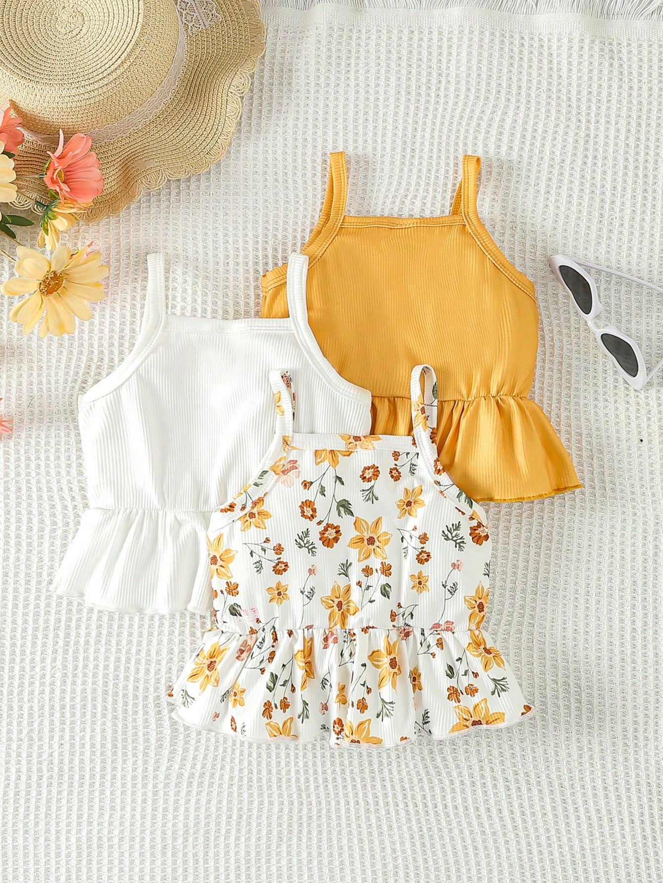 مجموعة من 3 قطع لطفلة بناتية تتألف من ملابس علوية بحمالات و طرحة بأزرار مزينة بطية