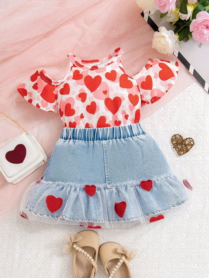 طقم قطعتين للفتيات الرضع: بلوزة موشحة برقبة دائرية بشكل قلب وحمالة كتف حرة وتنورة جينز فاتحة لربيع وصيف