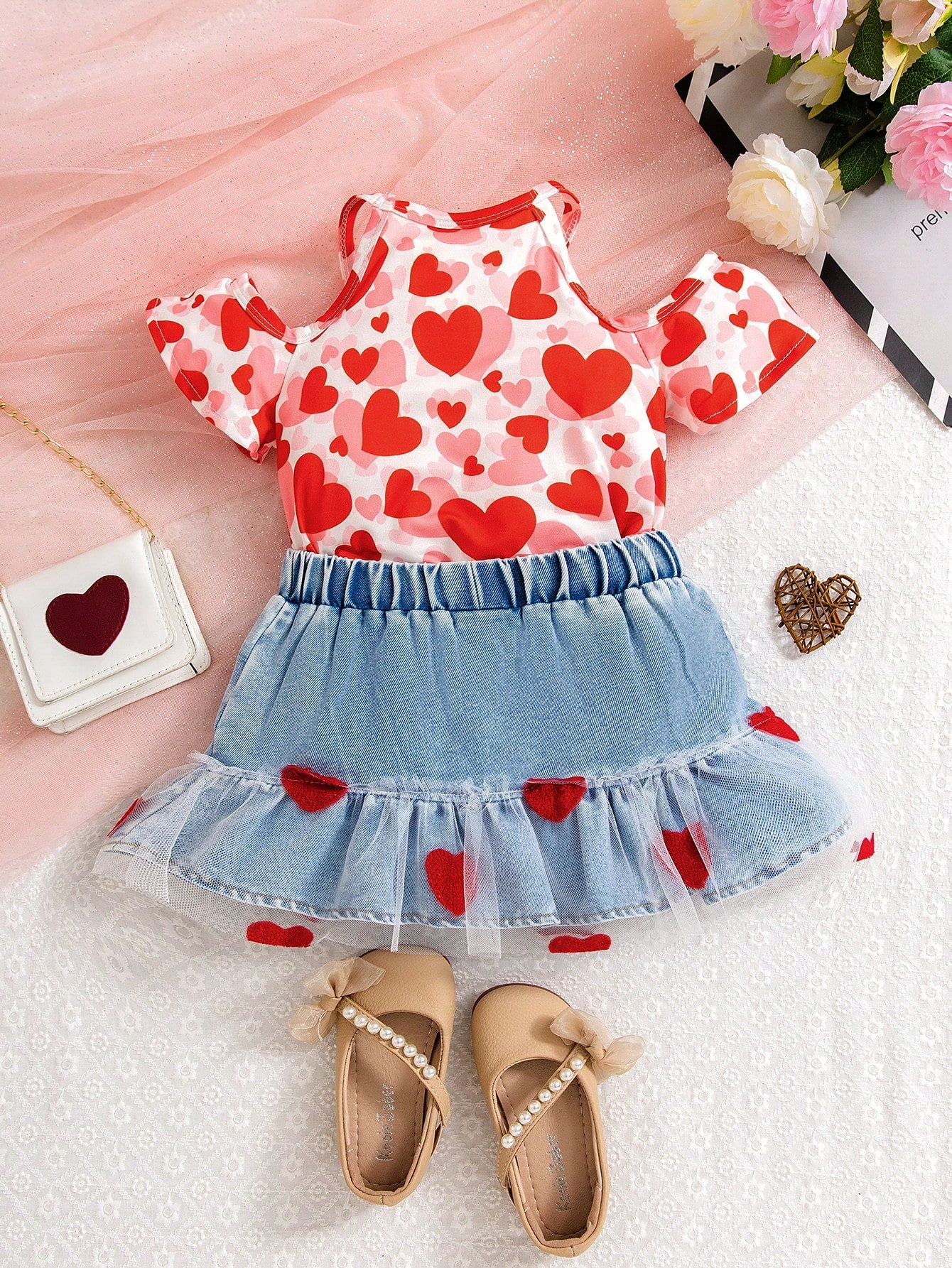 طقم قطعتين للفتيات الرضع: بلوزة موشحة برقبة دائرية بشكل قلب وحمالة كتف حرة وتنورة جينز فاتحة لربيع وصيف