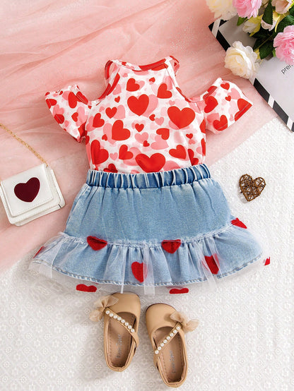 طقم قطعتين للفتيات الرضع: بلوزة موشحة برقبة دائرية بشكل قلب وحمالة كتف حرة وتنورة جينز فاتحة لربيع وصيف