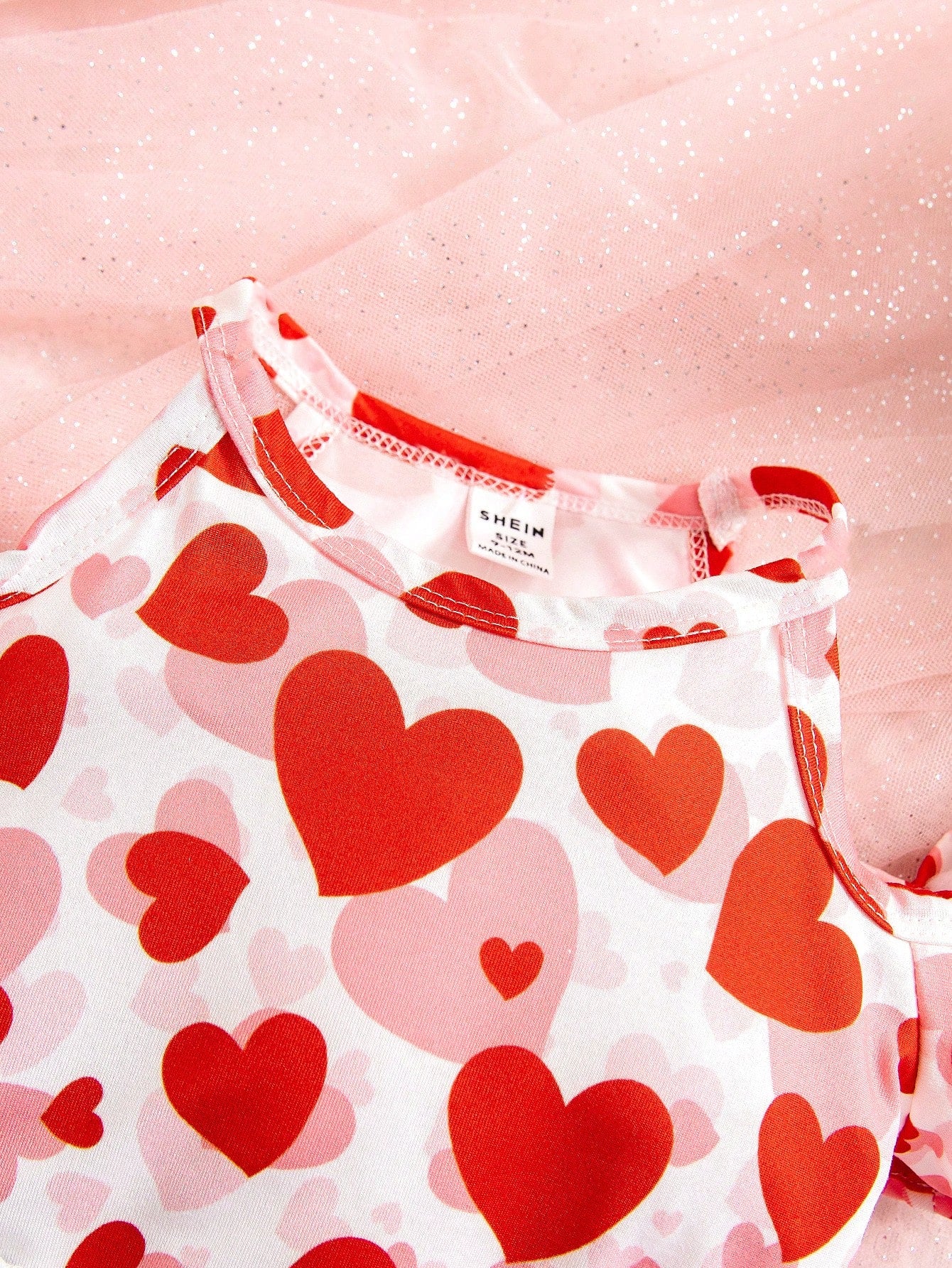 طقم قطعتين للفتيات الرضع: بلوزة موشحة برقبة دائرية بشكل قلب وحمالة كتف حرة وتنورة جينز فاتحة لربيع وصيف