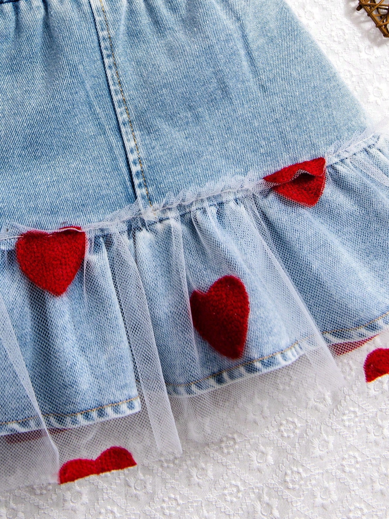 طقم قطعتين للفتيات الرضع: بلوزة موشحة برقبة دائرية بشكل قلب وحمالة كتف حرة وتنورة جينز فاتحة لربيع وصيف