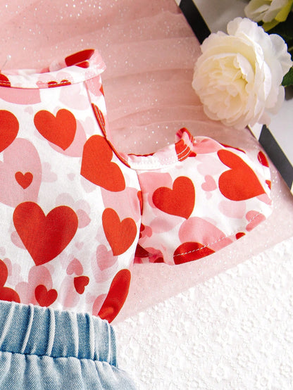 طقم قطعتين للفتيات الرضع: بلوزة موشحة برقبة دائرية بشكل قلب وحمالة كتف حرة وتنورة جينز فاتحة لربيع وصيف