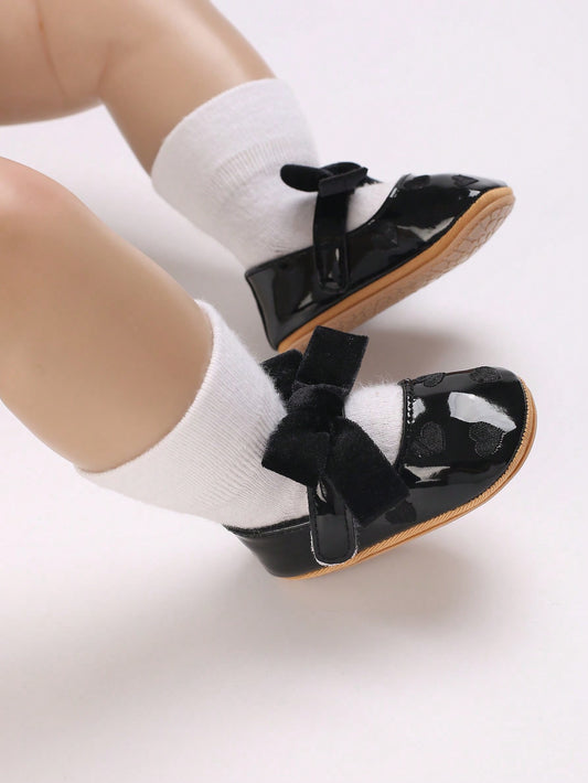 حذاء شبه مسطح للأميرات بعقدة فراشة وتصميم على شكل قلب مطرز، مناسب لفصلي الربيع والخريف