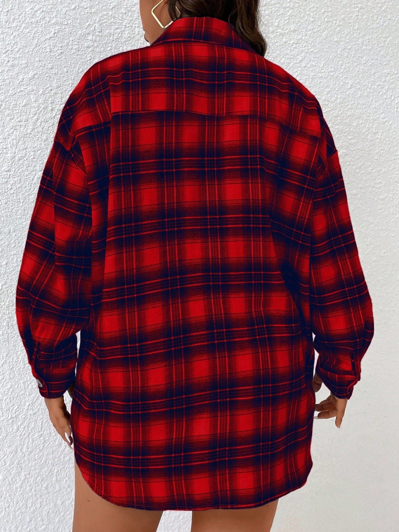 قميص طباعة مربع النقش منخفض الاكتاف مقاس كبير