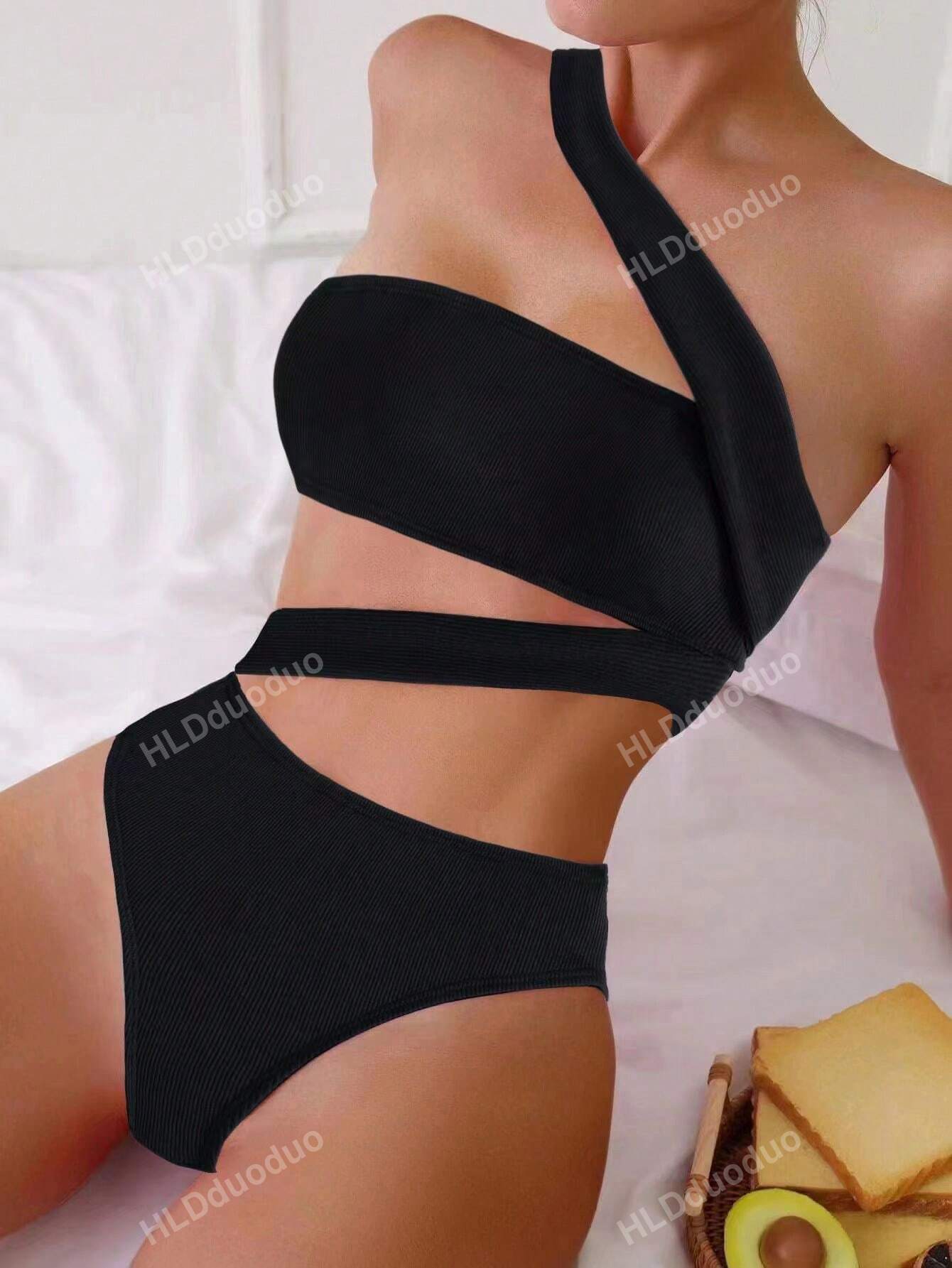 مايوه نسائي واحد الكتف مفتوح بطريقة مثيرة للأهتمام