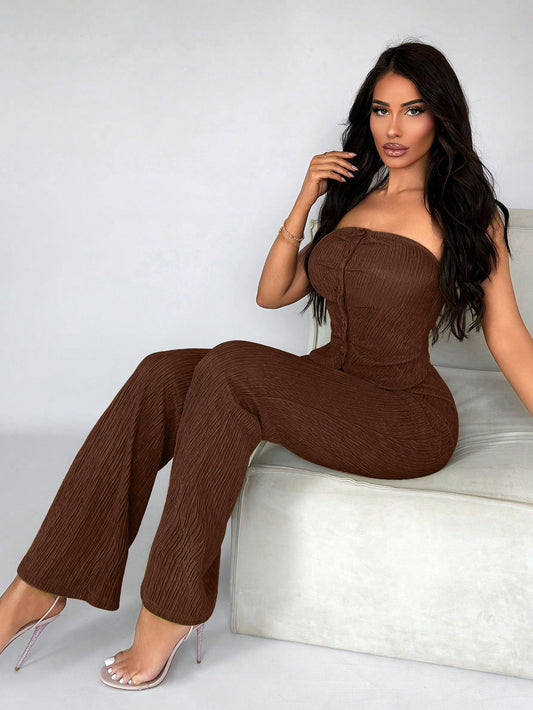 مجموعة قطعتين للنساء تتضمن لباس علوي بدون حمالات بلون ثابت وسروال واسع بتصميم نمط النسيج