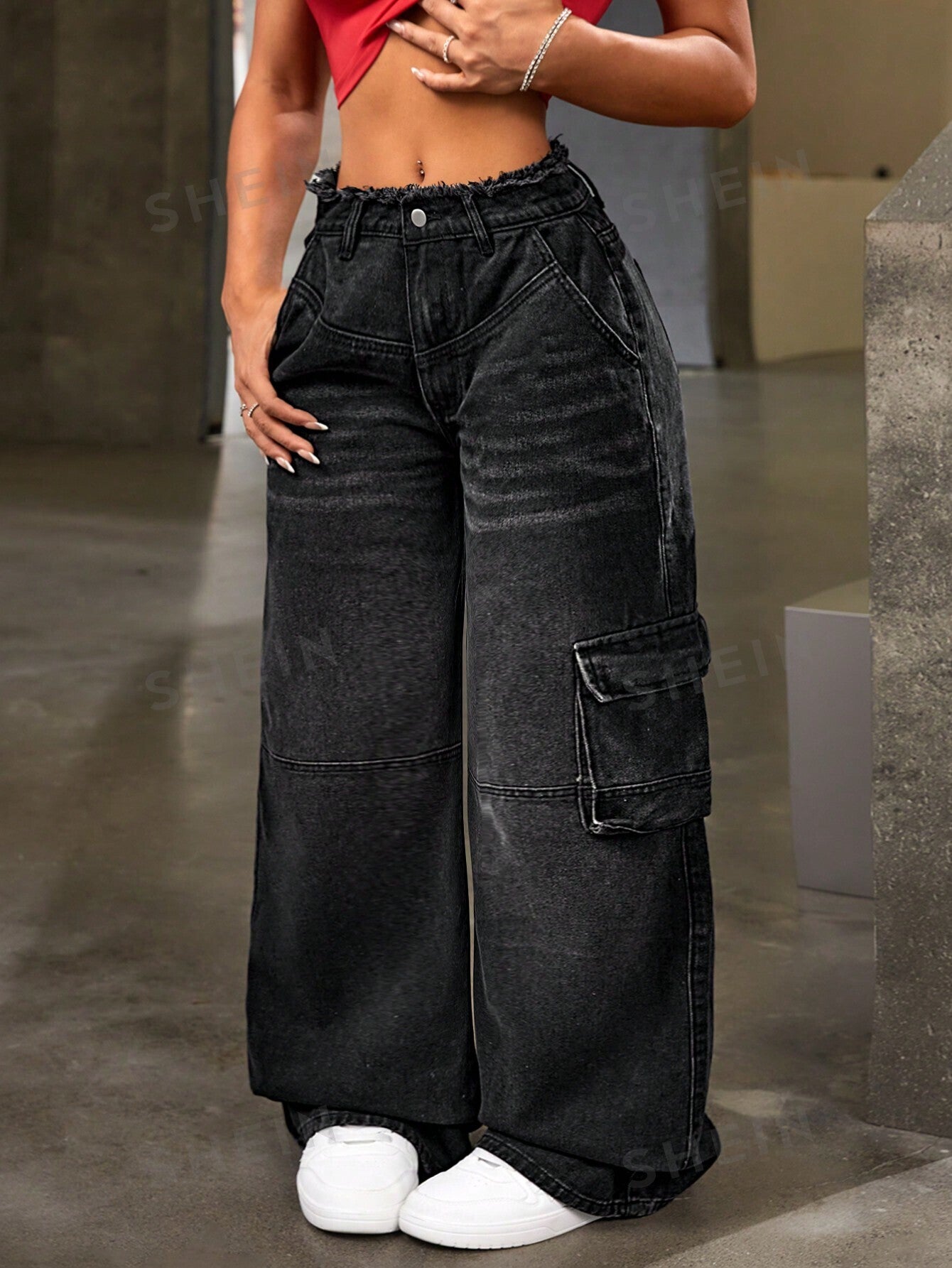 بنطال جينز نسائي من قماش الدنيم مع جيوب