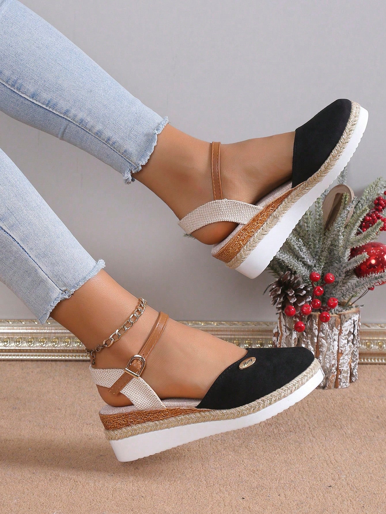 حذاء الصياد النسائي الجديد لربيع/صيف 2024 مع إبزيم ، كعب جوت ، صندل بمقدمة مفتوحة بطراز فيروسي وسطح منسوج من القش