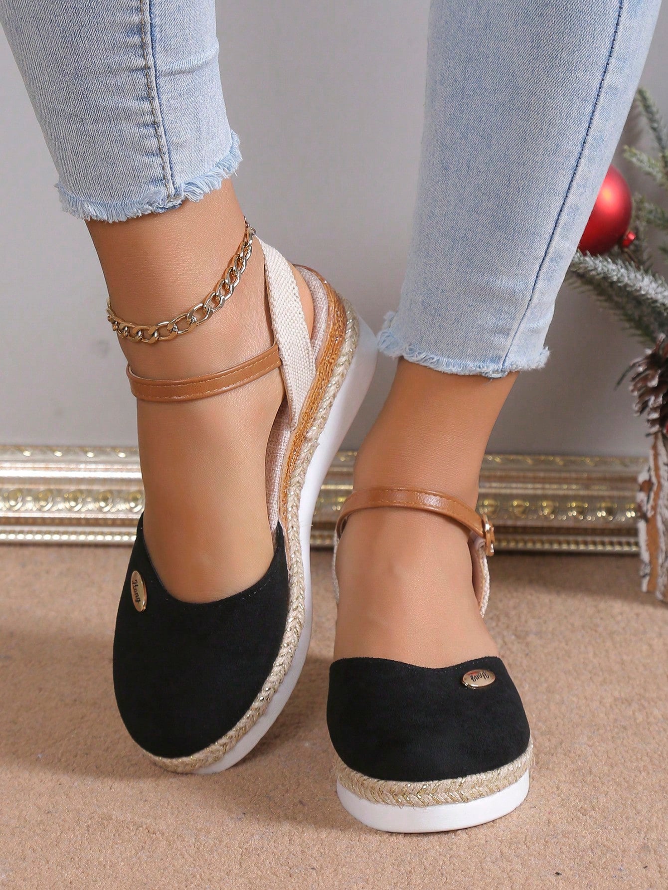 حذاء الصياد النسائي الجديد لربيع/صيف 2024 مع إبزيم ، كعب جوت ، صندل بمقدمة مفتوحة بطراز فيروسي وسطح منسوج من القش