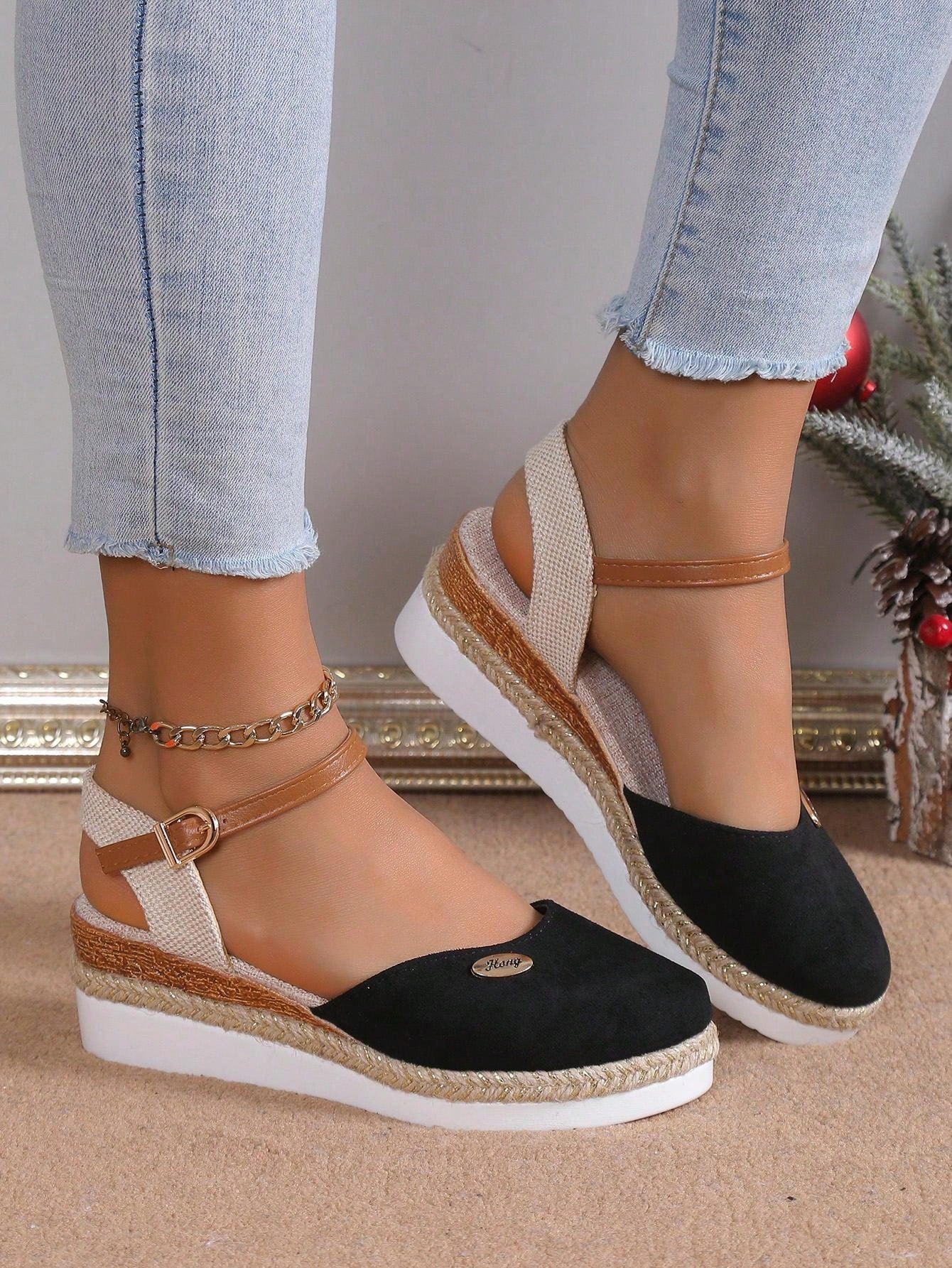 حذاء الصياد النسائي الجديد لربيع/صيف 2024 مع إبزيم ، كعب جوت ، صندل بمقدمة مفتوحة بطراز فيروسي وسطح منسوج من القش