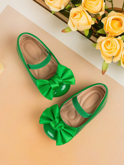 حذاء طفل مشيّ مصنوع يدويًا بنمط حرف V بشريط أزرق وردي على شكل فراشة وجزء علوي من جلد الباتن اللامع مع حزام مطاطي ونعل مساج ، مناسب للربيع والصيف