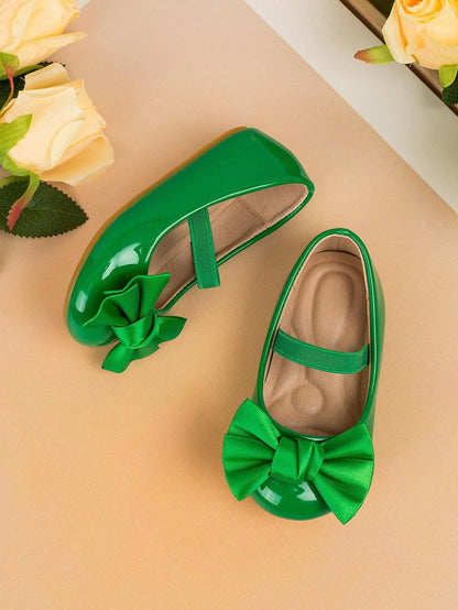 حذاء طفل مشيّ مصنوع يدويًا بنمط حرف V بشريط أزرق وردي على شكل فراشة وجزء علوي من جلد الباتن اللامع مع حزام مطاطي ونعل مساج ، مناسب للربيع والصيف