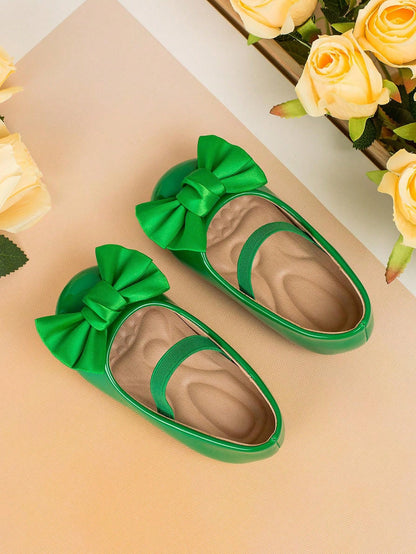 حذاء طفل مشيّ مصنوع يدويًا بنمط حرف V بشريط أزرق وردي على شكل فراشة وجزء علوي من جلد الباتن اللامع مع حزام مطاطي ونعل مساج ، مناسب للربيع والصيف