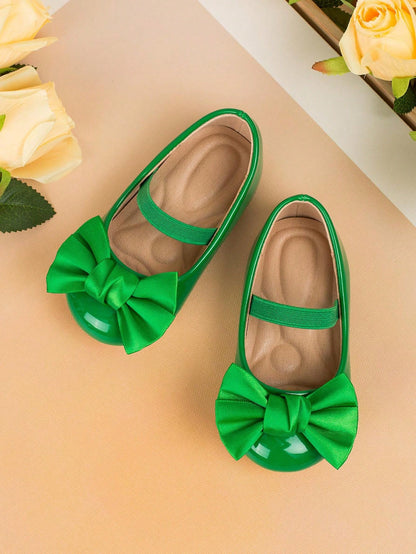 حذاء طفل مشيّ مصنوع يدويًا بنمط حرف V بشريط أزرق وردي على شكل فراشة وجزء علوي من جلد الباتن اللامع مع حزام مطاطي ونعل مساج ، مناسب للربيع والصيف