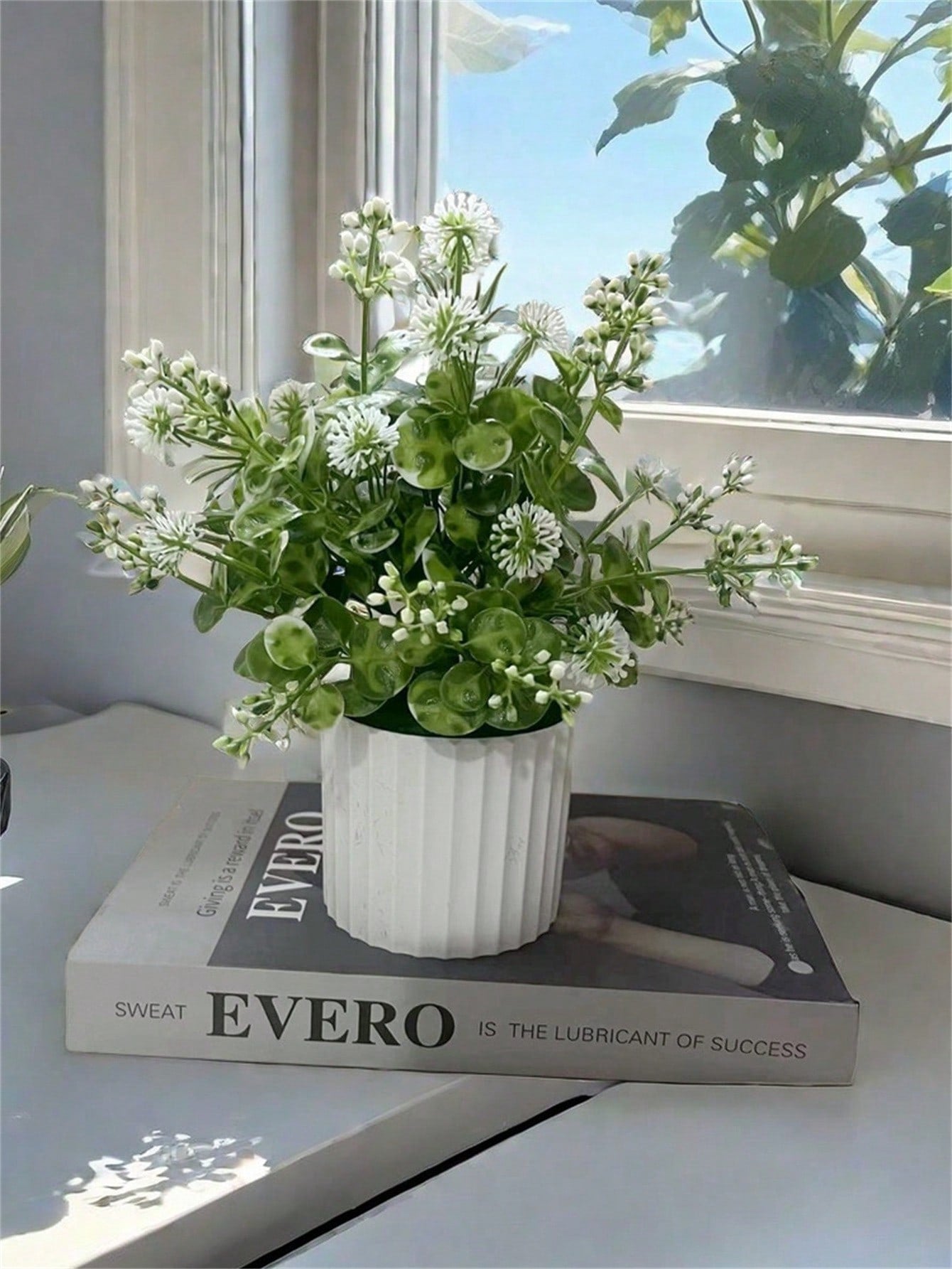 نبات اصطناعي مزروع في وعاء لديكور المنزل