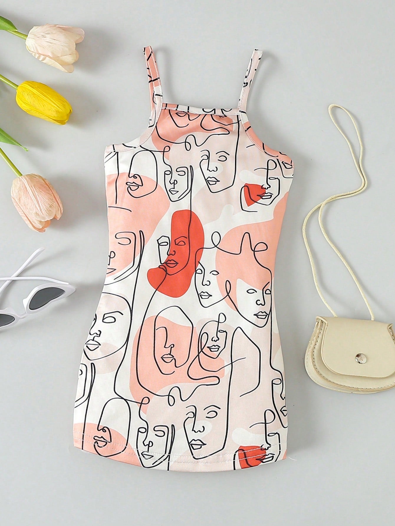 فستان بدون أكمام مطبوع يصور وجهاً تجريدياً لطفلة