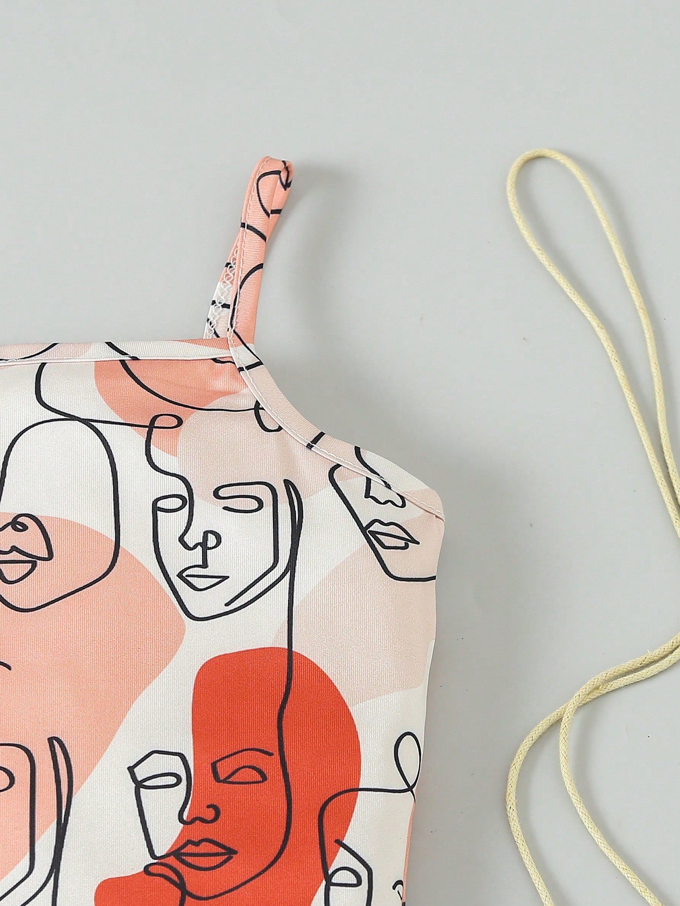 فستان بدون أكمام مطبوع يصور وجهاً تجريدياً لطفلة