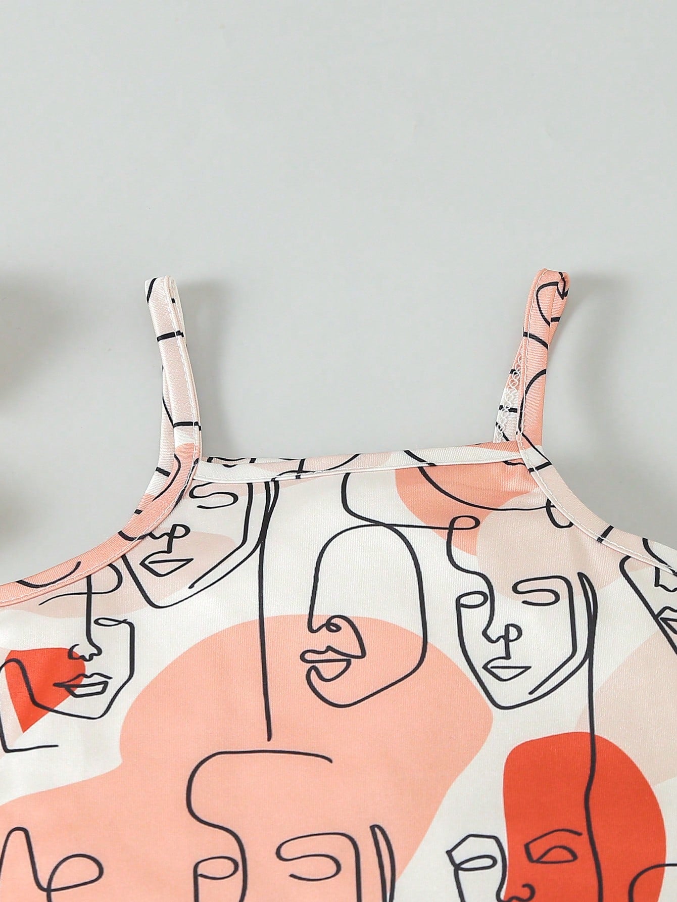 فستان بدون أكمام مطبوع يصور وجهاً تجريدياً لطفلة