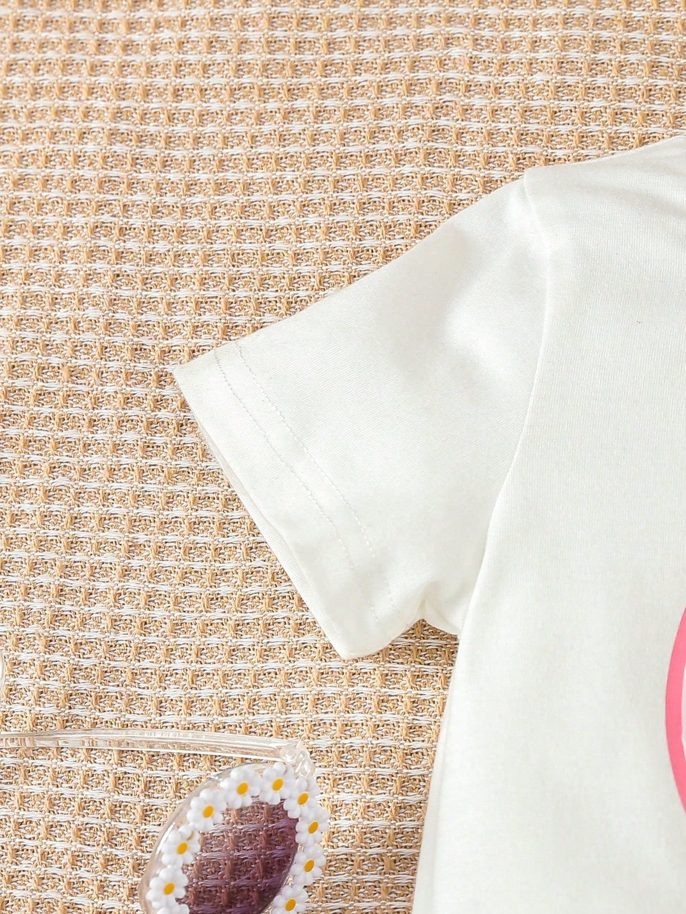 مجموعة تتكون من ملابس علوية طباعة وجه زهرة لطفلة و بنطلون جينز مطبوع بشعار