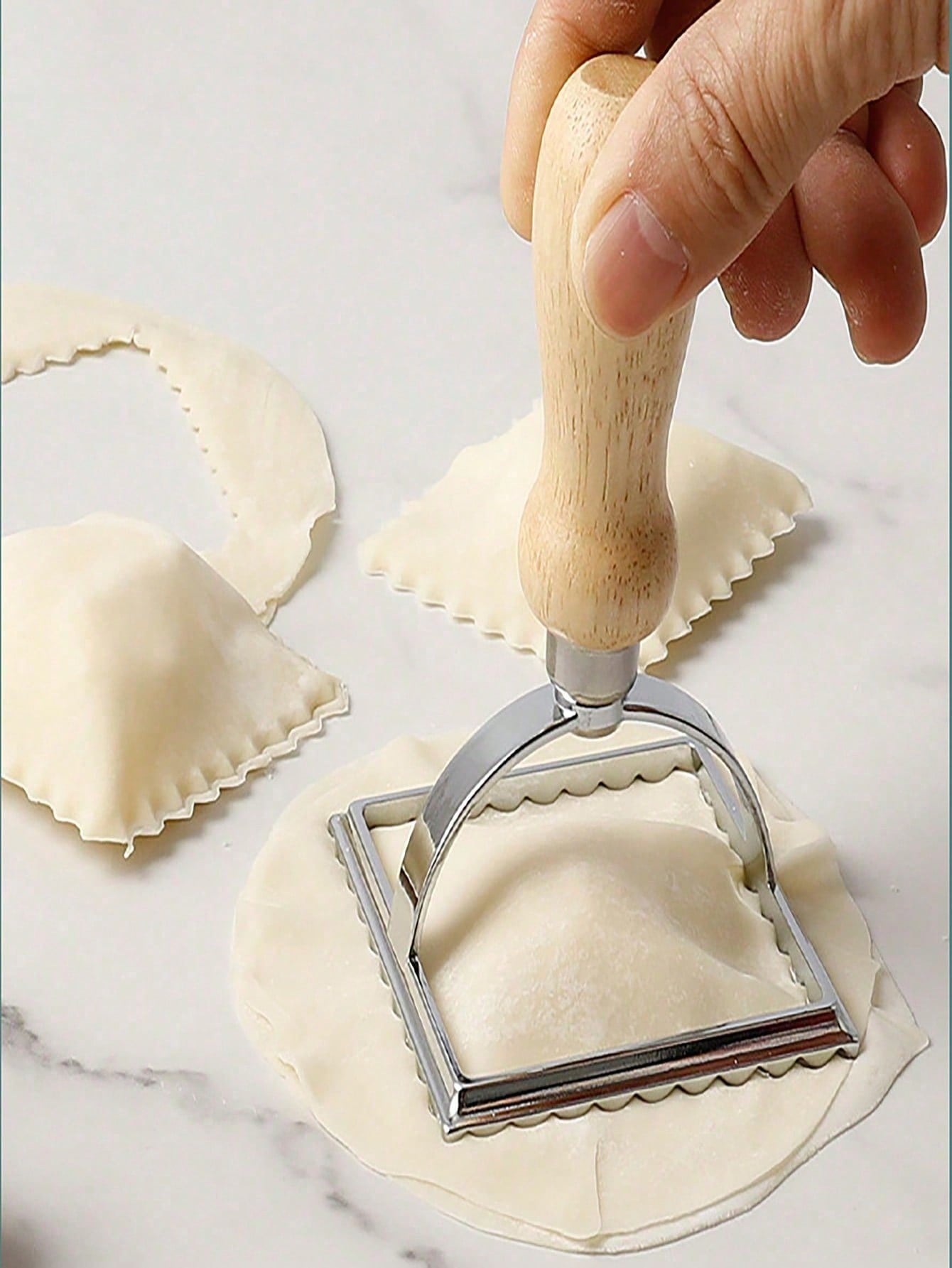 قاطع الكوكيز من سبيكة الزنك بمقبض خشبي، نمط الأزهار المناسب لصنع الأطعمة (الدمبلنج ، البسكويت ، المعجنات)